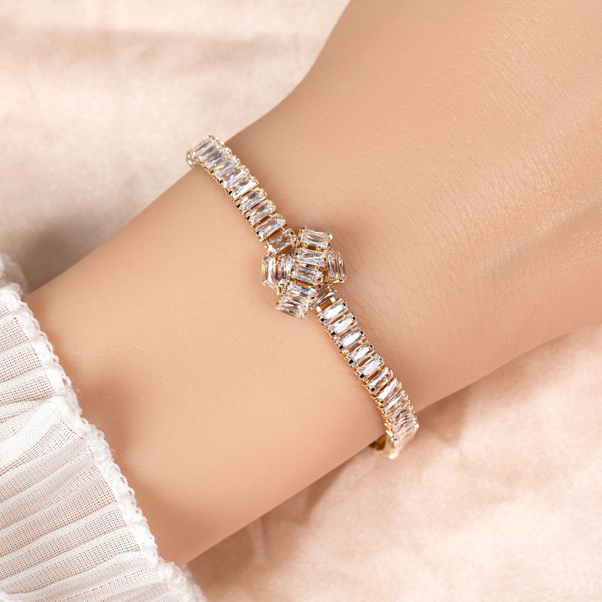 Simple Elegant Everyday White  - đánh giá và giá Women Accessories Dubai