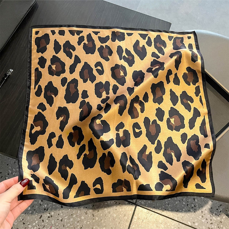 100% Silk Square Scarf Leopard - đánh giá và giá Silk Scarf Square